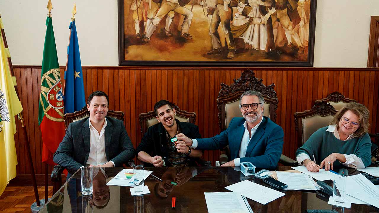 Já foram assinadas as primeiras três escrituras de habitação a custos controlados no município de Olhão, momento em que António Miguel Pina esteve presente.