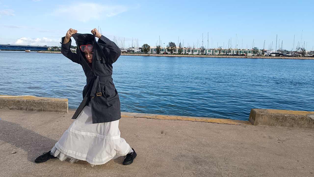 O Cais3, na zona ribeirinha de Portimão, recebe na sexta-feira a estreia do espetáculo «RUMOR – À escuta da cidade», uma criação de Madalena Victorino, que aborda o fenómeno e o mistério do turismo no Algarve.