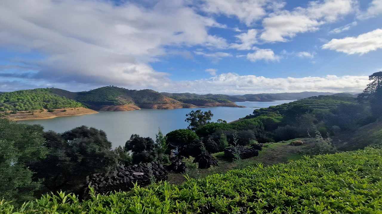 Oito autarquias do Alentejo e do Algarve, em conjunto com mais 30 entidades, defendem, em Manifesto a ser apresentado ao governo, reforço do Alqueva e hub em Santa Clara para gestão sustentável da água.