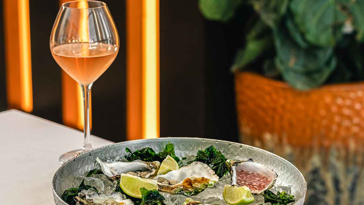 A partir de dezembro, o restaurante Marina com Noélia, localizado no Real Marina Hotel & Spa, em Olhão, dá um novo sabor aos almoços do dia a dia, com o menu executivo semanal.