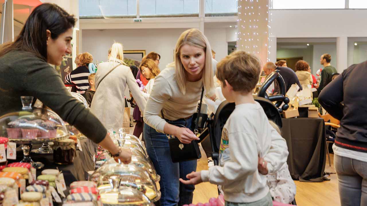 O Mercado de Natal de Vale do Lobo está de volta, durante três dias, para a sua 14.ª edição, e traz propostas de presentes, iguarias gastronómicas e entretenimento para toda a família.