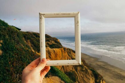 Escolher a moldura ideal para uma foto pode fazer toda a diferença na forma como esta é exibida e apreciada. Muitas vezes, a moldura não só complementa a imagem, como também adiciona personalidade ao ambiente em que se encontra.