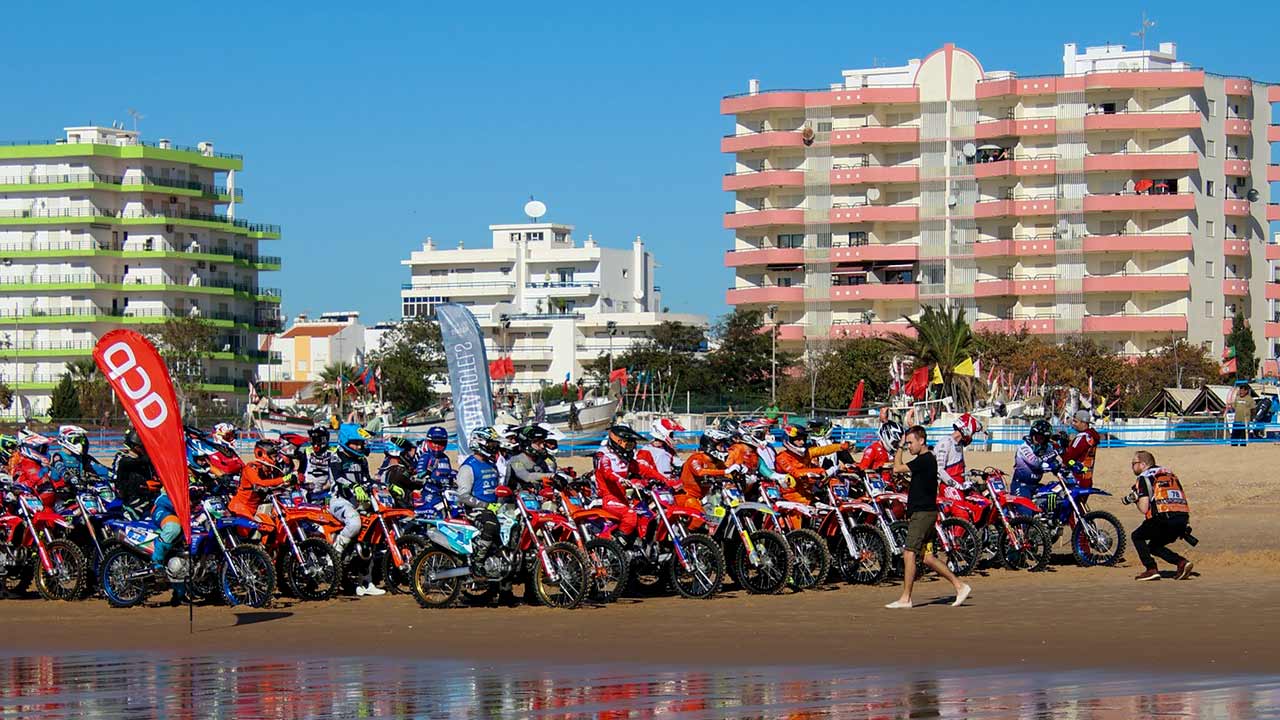 A Monte Gordo Sand Race, uma das provas mais aguardadas da Taça do Mundo FIM de Corridas em Areia, chega à Praia de Monte Gordo nos dias 22, 23 e 24 de novembro, prometendo um fim de semana de adrenalina, competição e animação.