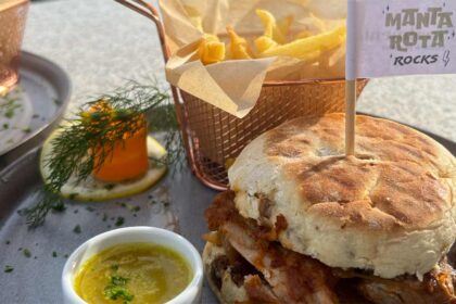 O Restaurante O Finalmente, na Praia da Manta Rota, apresenta o conceito «Tardes à Mesa». A partir de agora está disponível com um menu tardio pensado para partilhar, relaxar e saborear em boa companhia.