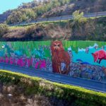 O mais recente mural de OzeArv preenche de cor mais de 100 metros do muro que dá as boas-vindas a quem entra na Vila de Odeceixe.