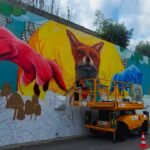 O mais recente mural de OzeArv preenche de cor mais de 100 metros do muro que dá as boas-vindas a quem entra na Vila de Odeceixe.