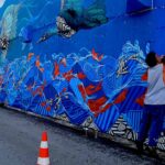 O mais recente mural de OzeArv preenche de cor mais de 100 metros do muro que dá as boas-vindas a quem entra na Vila de Odeceixe.