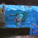 O mais recente mural de OzeArv preenche de cor mais de 100 metros do muro que dá as boas-vindas a quem entra na Vila de Odeceixe.