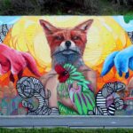 O mais recente mural de OzeArv preenche de cor mais de 100 metros do muro que dá as boas-vindas a quem entra na Vila de Odeceixe.