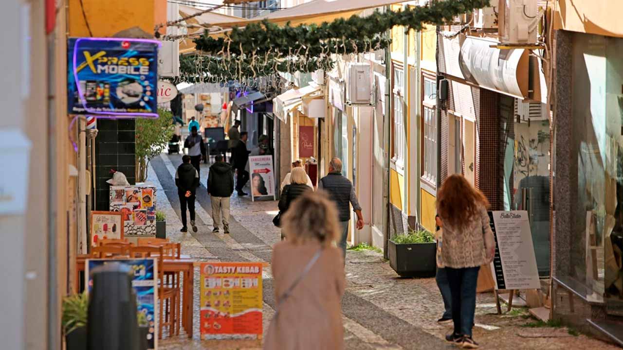 O município de Portimão lança a campanha «Valorizar o Comércio Local», onde se inclui a entrega de vales de compras a alunos e o sorteio de prémios.