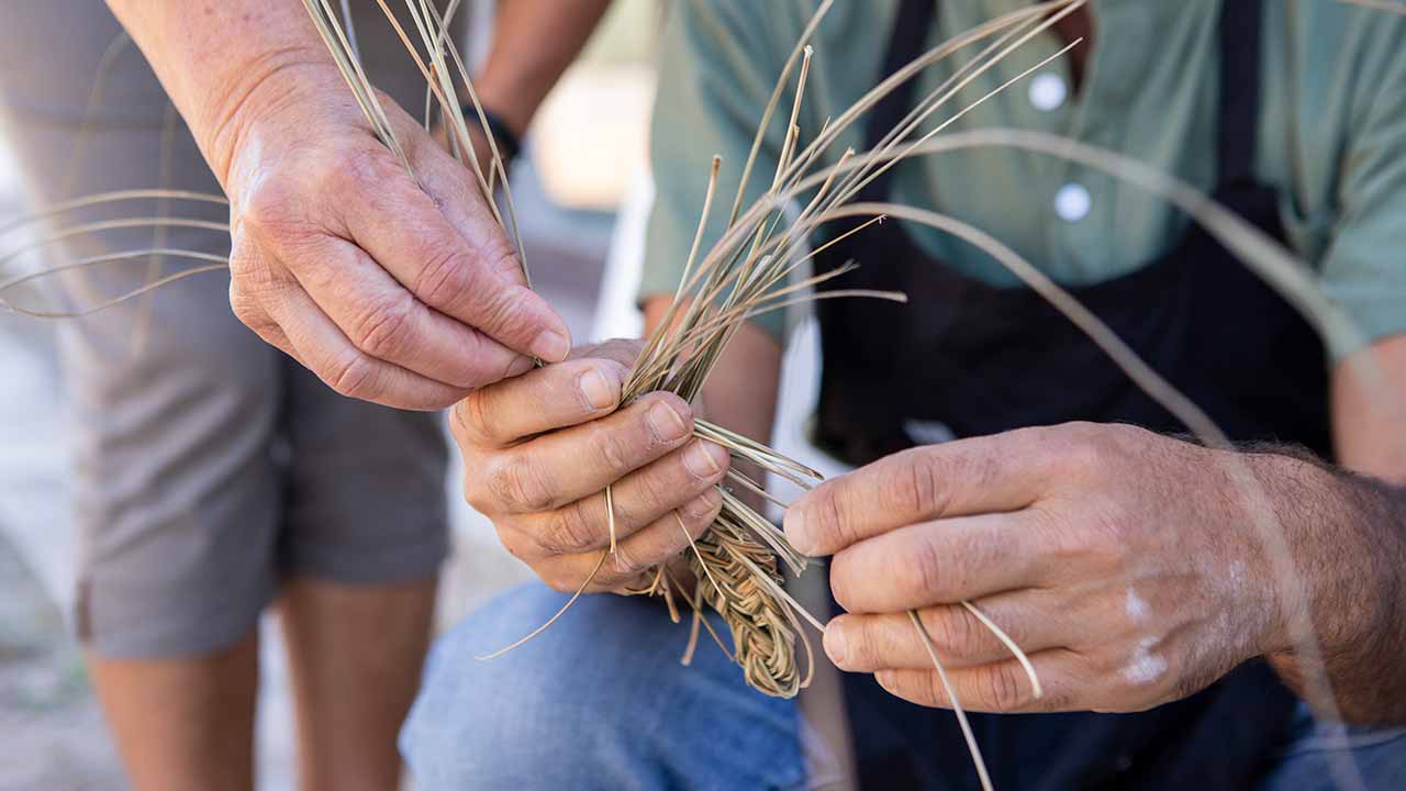 O Prémio Nacional de Artesanato 2023 distinguiu o trabalho da Cooperativa QRER na valorização as artes tradicionais algarvias e o estudo «Red Book - Lista das Atividades Artesanais do Algarve».