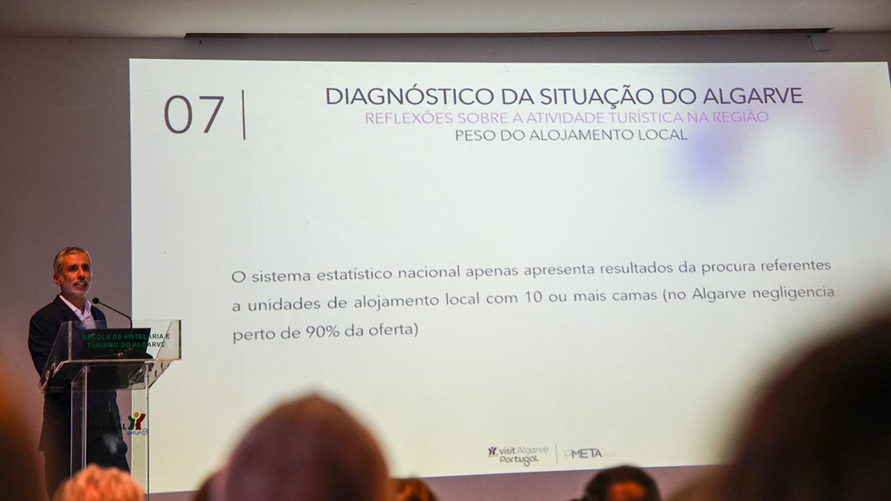 O presidente do Turismo do Algarve alertou hoje para um eventual subfinanciamento do Estado de cerca de cinco milhões de euros devido à falta de contabilização oficial das dormidas em Alojamento Local (AL) com menos de 10 camas.