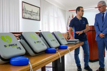 A Câmara Municipal de Vila Real de Santo António (VRSA) reforça o seu compromisso com a saúde e a segurança da comunidade com a aquisição de seis Desfibrilhadores Automáticos Externos (DAE).