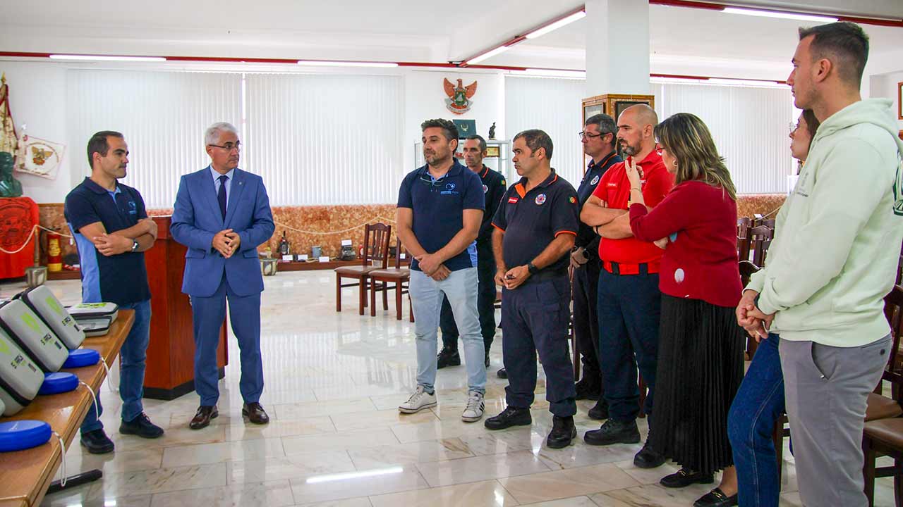 A Câmara Municipal de Vila Real de Santo António (VRSA) reforça o seu compromisso com a saúde e a segurança da comunidade com a aquisição de seis Desfibrilhadores Automáticos Externos (DAE).