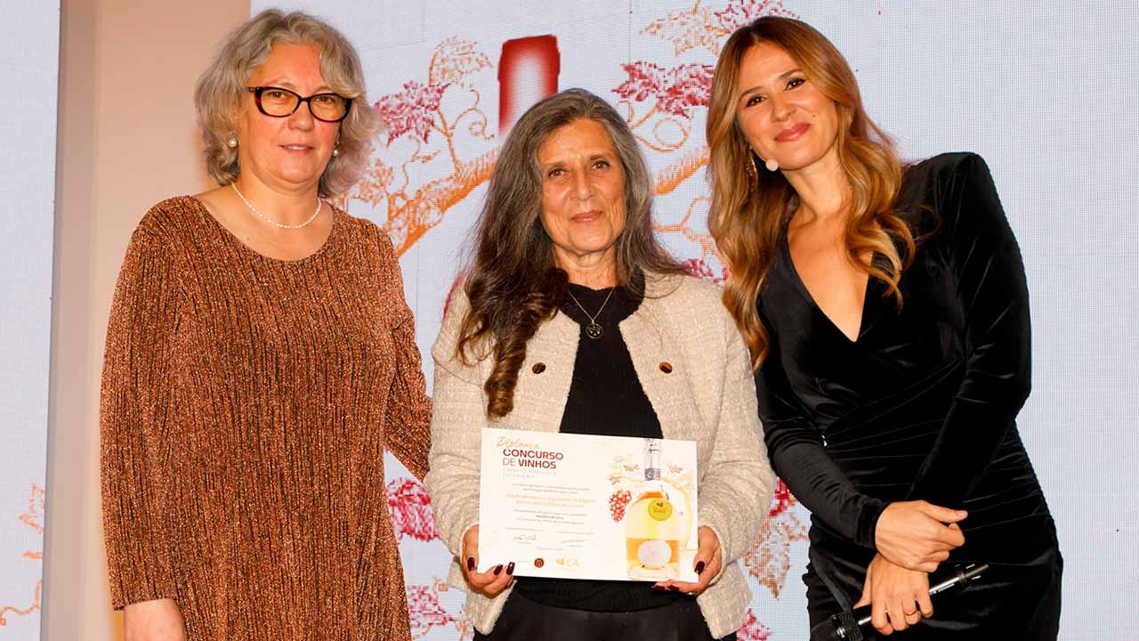 A 11.ª edição do Concurso de Vinhos do Crédito Agrícola premiou o Esquerdino Colheita Selecionada 2022 da Quinta do Canhoto e o Joia do Miradouro Espumante 2021 da Adega do Cantor.