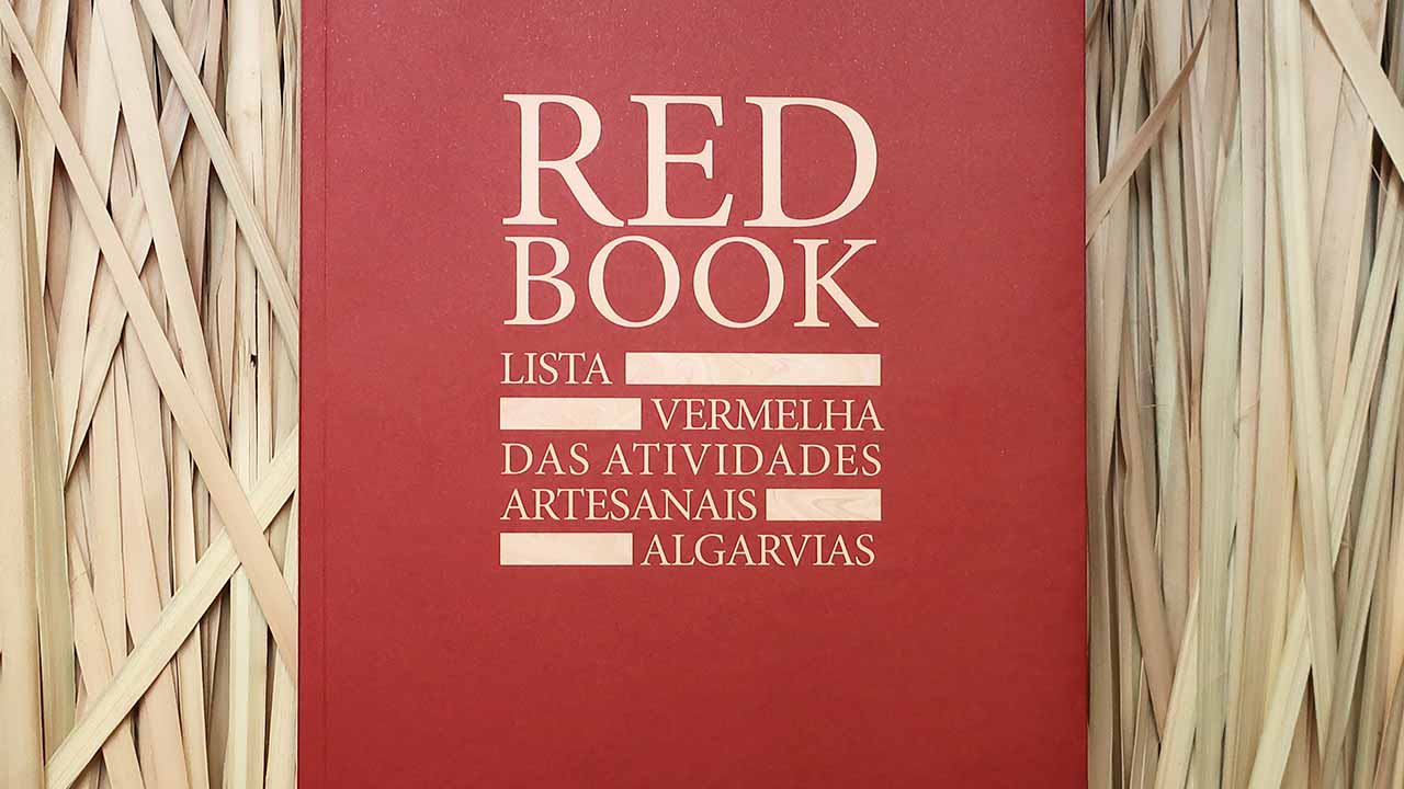 O Prémio Nacional de Artesanato 2023 distinguiu o trabalho da Cooperativa QRER na valorização as artes tradicionais algarvias e o estudo «Red Book - Lista das Atividades Artesanais do Algarve».