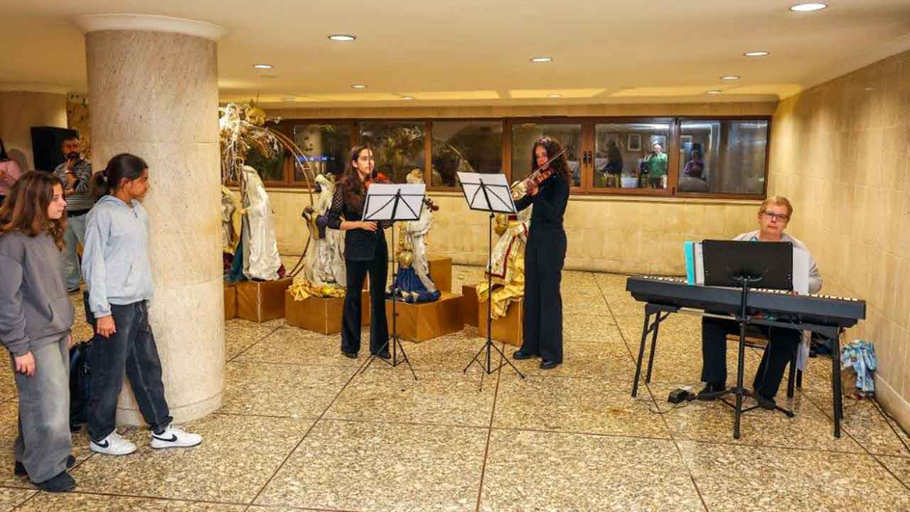 José Carlos Rolo, presidente da Câmara Municipal de Albufeira, desejou as Boas Festas a empresários, clubes e associações culturais, desportivas e sociais, entidades civis, militares e religiosas, a todos os parceiros do município e aos funcionários da autarquia.