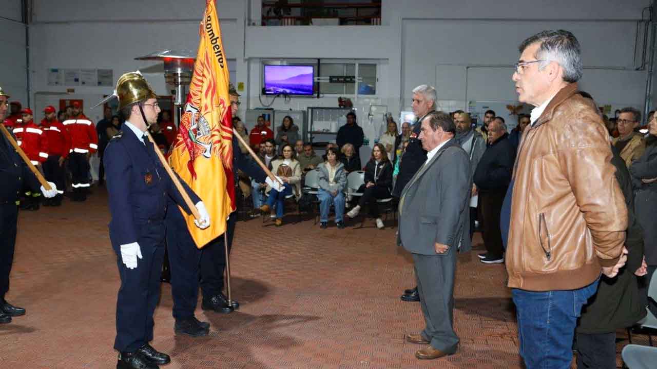 A Câmara Municipal de Albufeira ofereceu duas ambulâncias de socorro aos Bombeiros Voluntários de Albufeira, um investimento no valor global de 137 296,22 euros, subsidiado a 100 por cento pelo município, no dia 11 de dezembro.