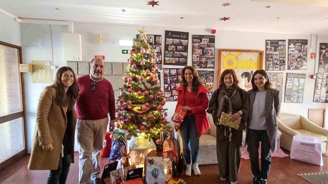 Os trabalhadores da Comissão de Coordenação e Desenvolvimento Regional (CCDR) do Algarve, deram prendas à crianças e jovens em instituições de acolhimento em Olhão e Alvor (Portimão).