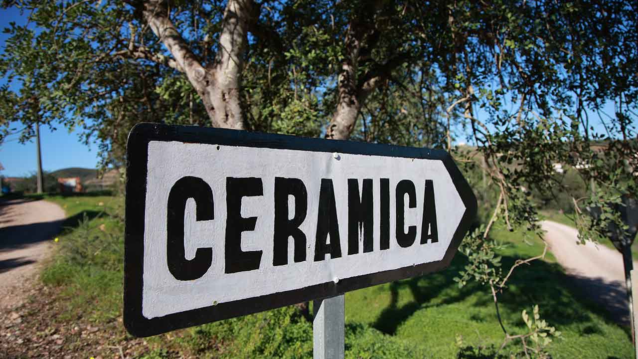 A fábrica de cerâmica fundada em 1985, na Fonte Salgada, concelho de Tavira, herdeira de uma tradição que remonta há pelo menos três gerações da família Faustino, está a passar por uma revolução.