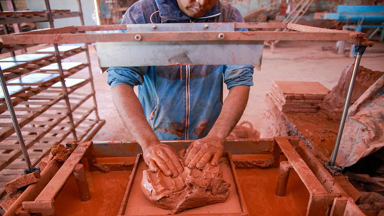 A fábrica de cerâmica fundada em 1985, na Fonte Salgada, concelho de Tavira, herdeira de uma tradição que remonta há pelo menos três gerações da família Faustino, está a passar por uma revolução.