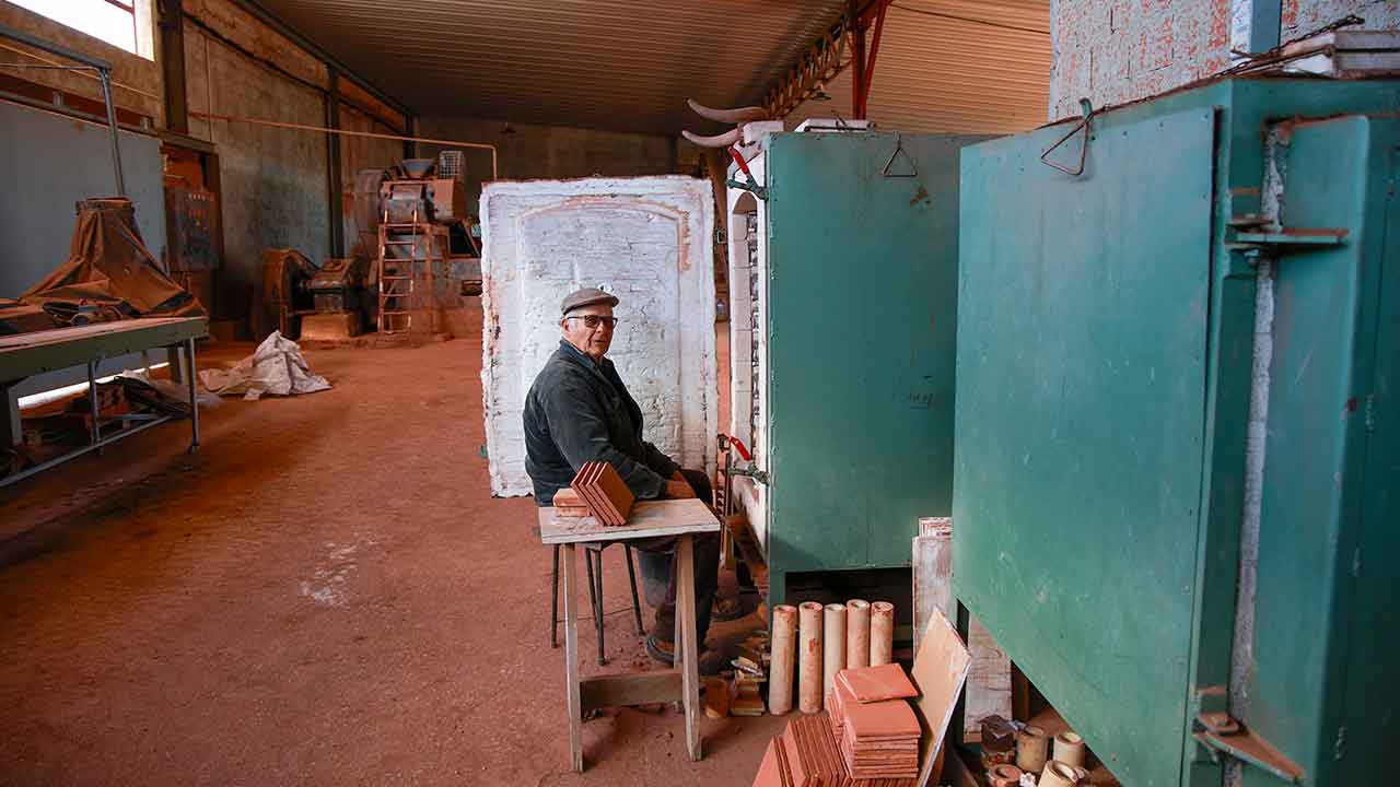 A fábrica de cerâmica fundada em 1985, na Fonte Salgada, concelho de Tavira, herdeira de uma tradição que remonta há pelo menos três gerações da família Faustino, está a passar por uma revolução.