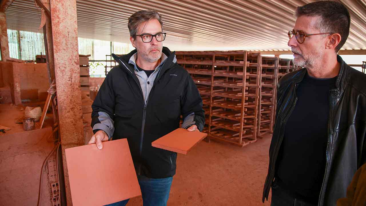 A fábrica de cerâmica fundada em 1985, na Fonte Salgada, concelho de Tavira, herdeira de uma tradição que remonta há pelo menos três gerações da família Faustino, está a passar por uma revolução.