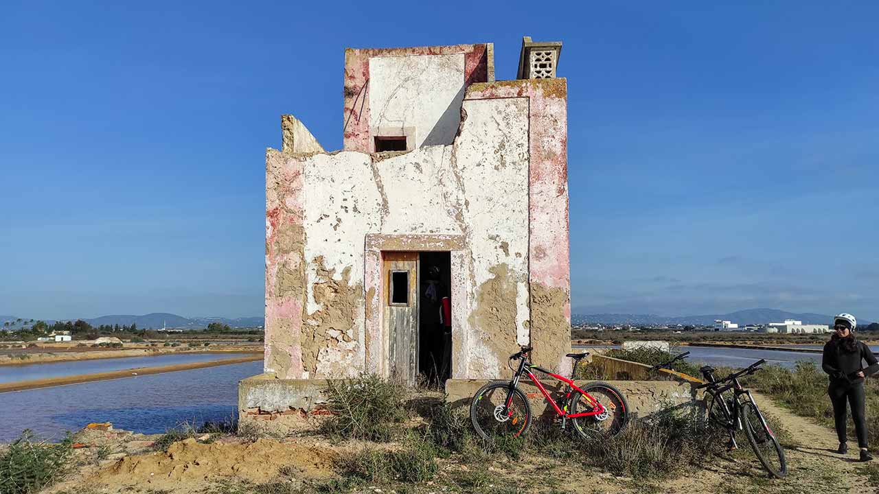 O município de Faro aprovou, esta segunda-feira, em reunião de Câmara, a abertura de concurso público para execução da ecovia do litoral na ligação Faro – Olhão.