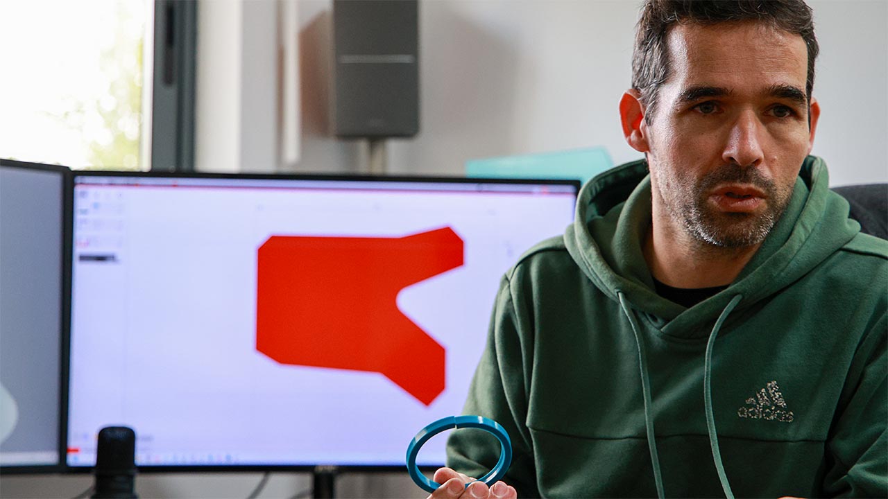 Com 85% da faturação no mercado internacional, a FastSeal- Unipessoal, Lda., microempresa criada por Filipe Tomaz, em Pechão, desenvolveu software para um nicho muito restrito e dominado por gigantes industriais. Tem clientes em todo o mundo, sobretudo nas economias emergentes. E o que faz? Vedantes hidráulicos e peças em plástico de engenharia.