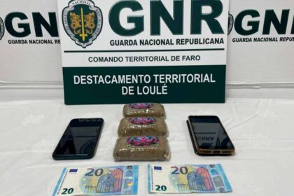 Um homem de 53 anos e uma mulher de 64 foram detidos pela GNR, em Loulé, por tráfico de droga, tendo sido apreendidas 602 doses de haxixe.