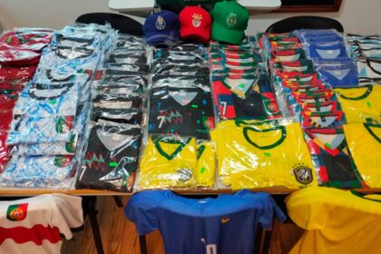 192 artigos contrafeitos, como camisolas de seleções de futebol e bonés de clubes desportivos, foram apreendidos pela GNR num estabelecimento comercial em Monte Gordo.
