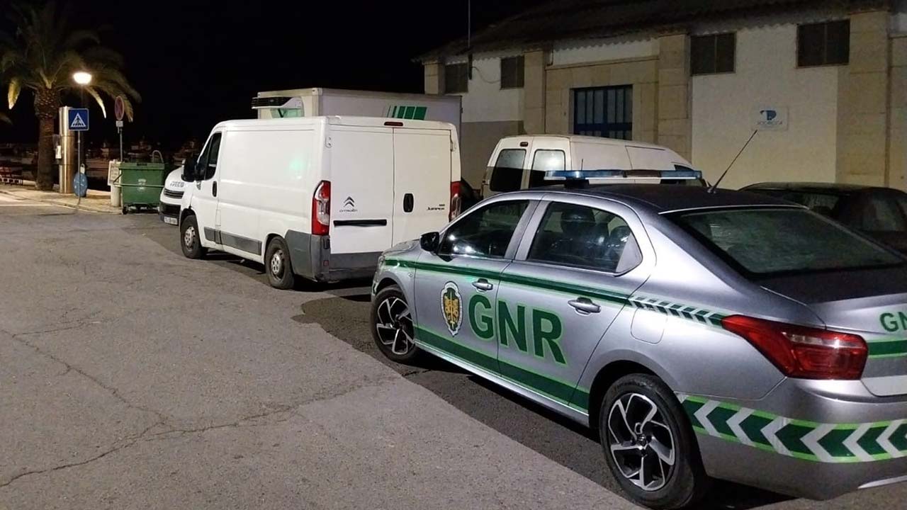 A GNR apreendeu 401 jerricãs de gasolina, correspondentes a mais de 10 mil litros, após militares terem intercetado uma embarcação em fuga em Tavira, na última sexta-feira.