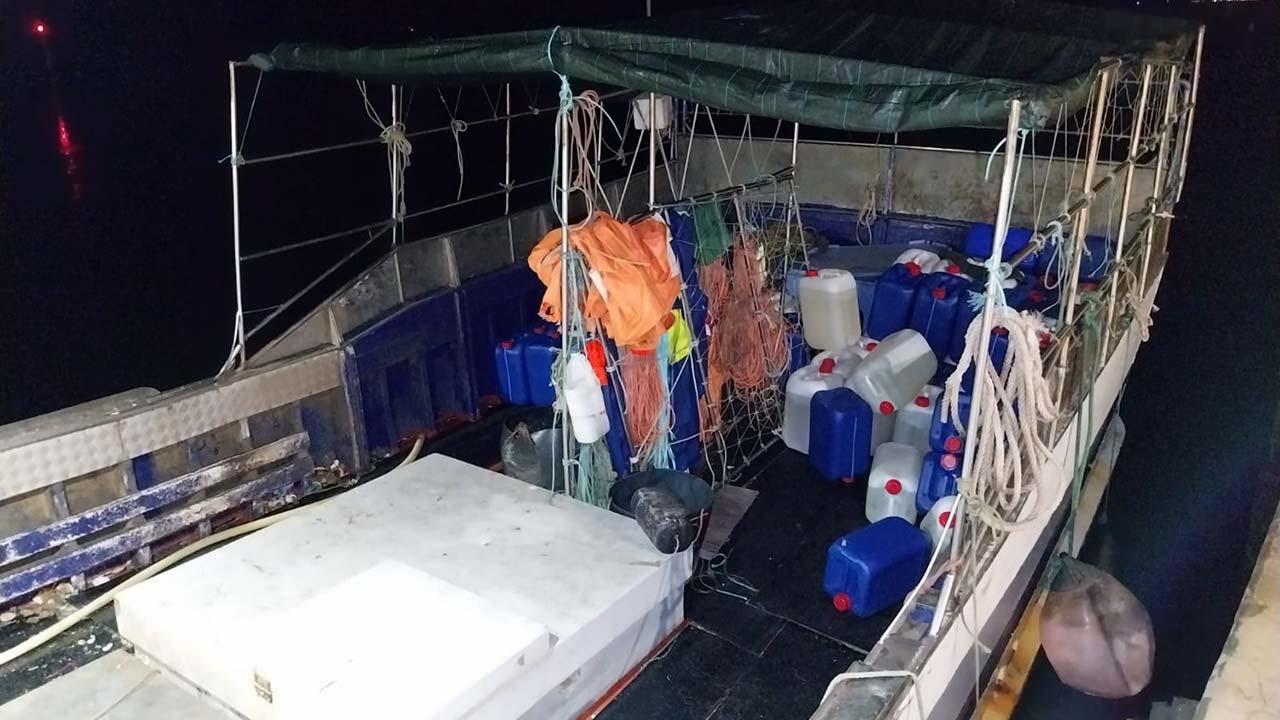 A GNR apreendeu 401 jerricãs de gasolina, correspondentes a mais de 10 mil litros, após militares terem intercetado uma embarcação em fuga em Tavira, na última sexta-feira.