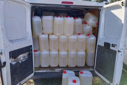 A GNR apreendeu 401 jerricãs de gasolina, correspondentes a mais de 10 mil litros, após militares terem intercetado uma embarcação em fuga em Tavira, na última sexta-feira.