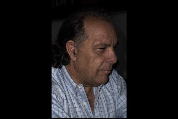 Faleceu esta manhã, em Portimão, vítima de doença prolongada, o grande jornalista algarvio Hélder Nunes, fundador do jornal barlavento. Foi responsável por uma grande transformação na imprensa regional do Algarve, sendo muito respeitado e, diria até, temido pela classe política regional.