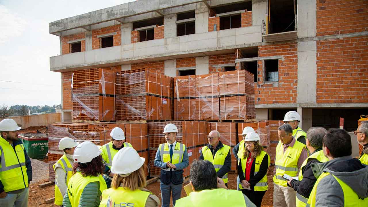 A Câmara Municipal de Lagoa organizou uma visita às obras em curso no concelho, com a presença dos deputados da Assembleia Municipal, no dia 18 de dezembro.