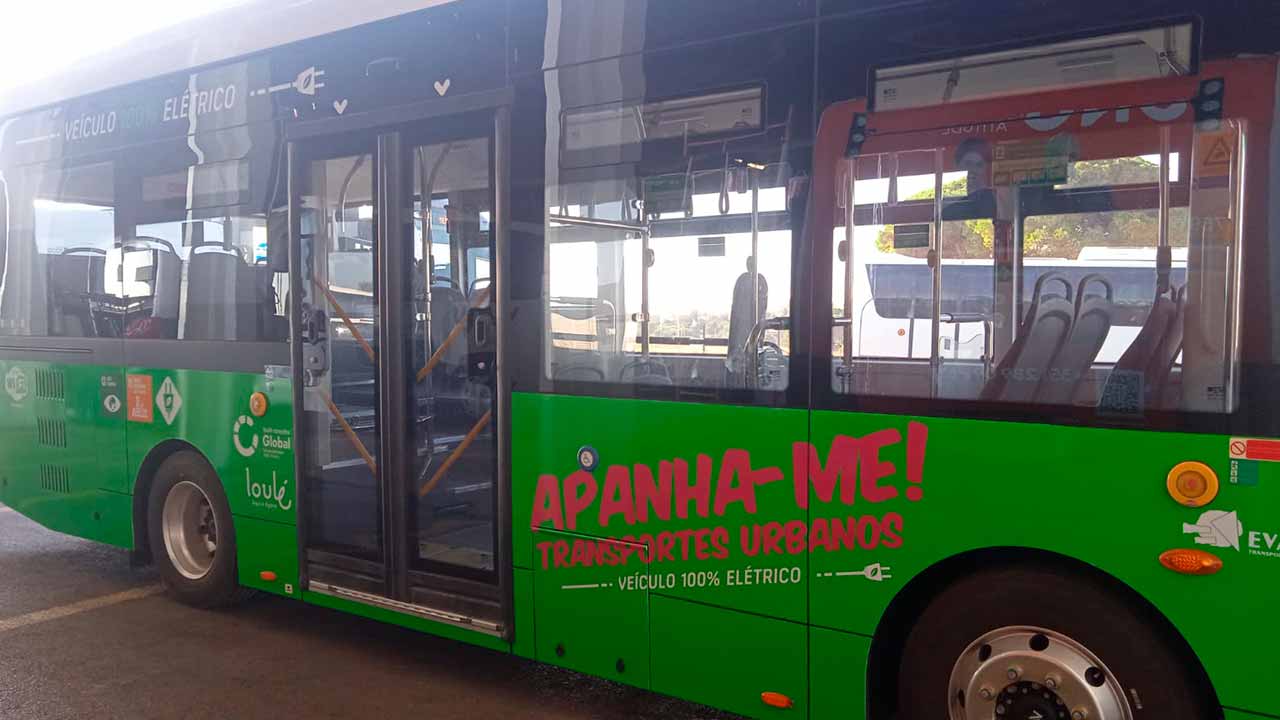 Os transportes públicos «APANHA-ME!» em Loulé deram um passo significativo para a descarbonização ao substituírem 40 por cento da frota por viaturas elétricas.