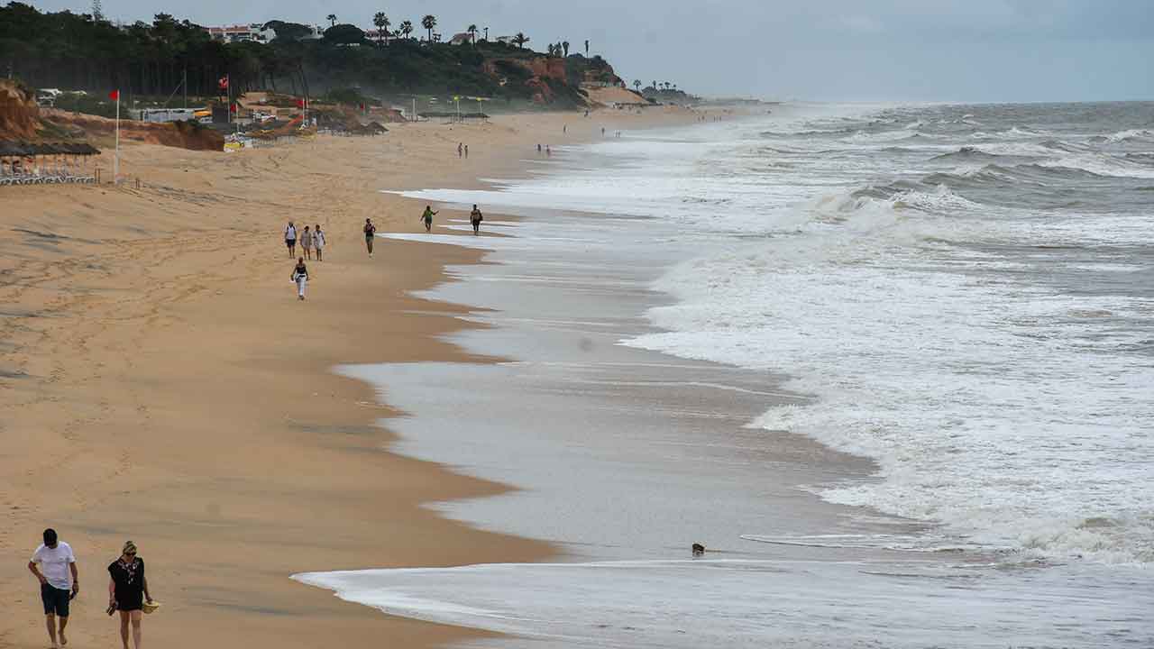 A Autoridade Marítima Nacional (AMN) lança hoje a sua primeira campanha sobre o «Mar de Inverno», alertando para perigos como a queda de pessoas nas arribas, que desde 2023 matou 35 pescadores desportivos.