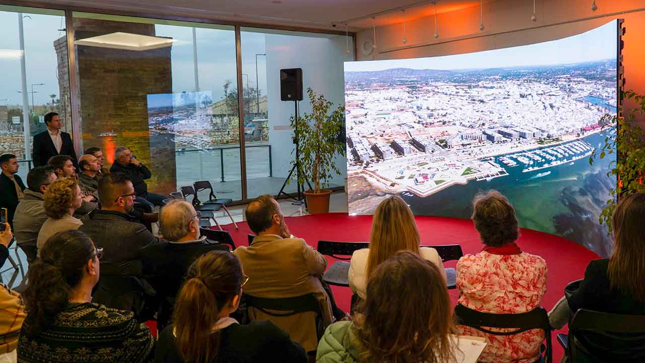 O projeto «Bairros Comerciais Digitais – Olhão com Alma», um marco importante no desenvolvimento do comércio local, foi apresentado aos empresários locais e público na segunda-feira, 2 de dezembro,