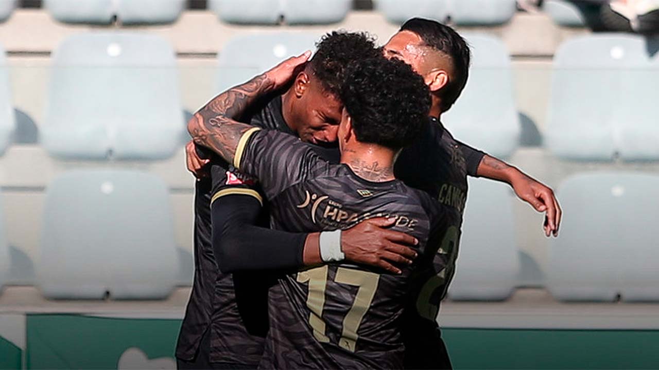 Um golo de Tumble, nos descontos, garantiu hoje uma importante e feliz vitória ao Portimonense no campo do Paços de Ferreira, por 1-0, num jogo de aflitos da 13.ª jornada da II Liga de futebol.