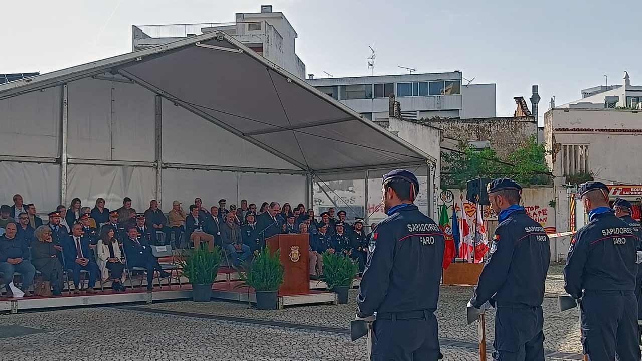A Companhia de Sapadores Bombeiros de Faro celebrou na sexta-feira, dia 29 de novembro, o seu 142.º aniversário com um conjunto de celebrações que decorreram na Praça da Liberdade.