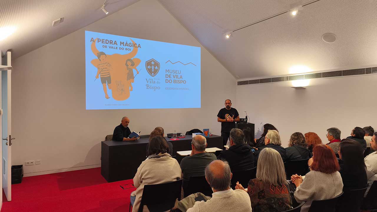 Livro «A Pedra Mágica de Vale de Boi», o primeiro publicado pelo Museu de Vila do Bispo – Celeiro da História, convida os leitores mais jovens a explorar a rica história de Vila do Bispo.