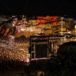 A despedida do «ano velho» e a entrada em 2025 com o Albufeira Carpe Nox, na Praia dos Pescadores, já é uma referência dos principais cartazes de réveillon em Portugal.
