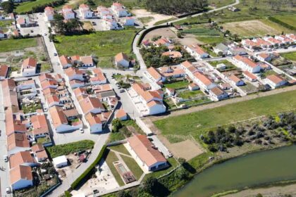 Os munícipes de Aljezur pagam taxa mínima de IMI em 2025 e mantêm benefício municipal máximo em sede de IRS, com o objetivo de aliviar as despesas das famílias.