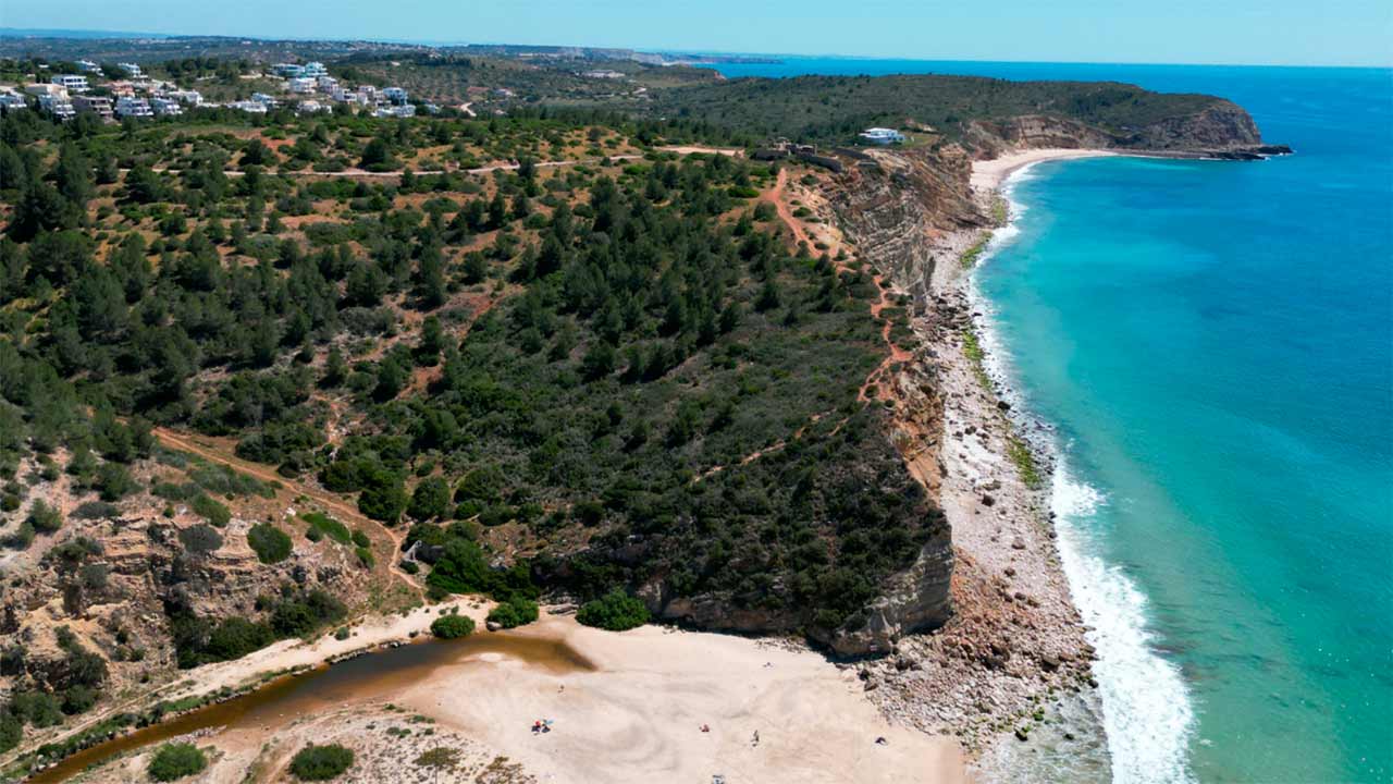A Carvoeiro Branco anuncia hoje, a venda bem-sucedida da propriedade Boca do Rio, com 127 hectares, ao município de Vila do Bispo, que «reflete um momento excecional de entendimento mútuo e colaboração».