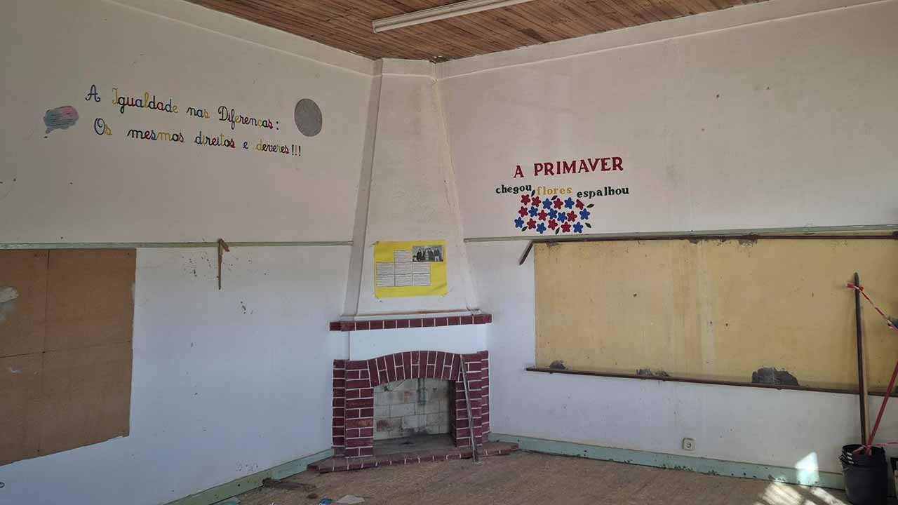 Já foi assinado o Auto de Consignação de Trabalhos da Empreitada de Requalificação da Escola Primária da Carrapateira, em Aljezur, para dar origem a um Centro Cultural e Comunitário.