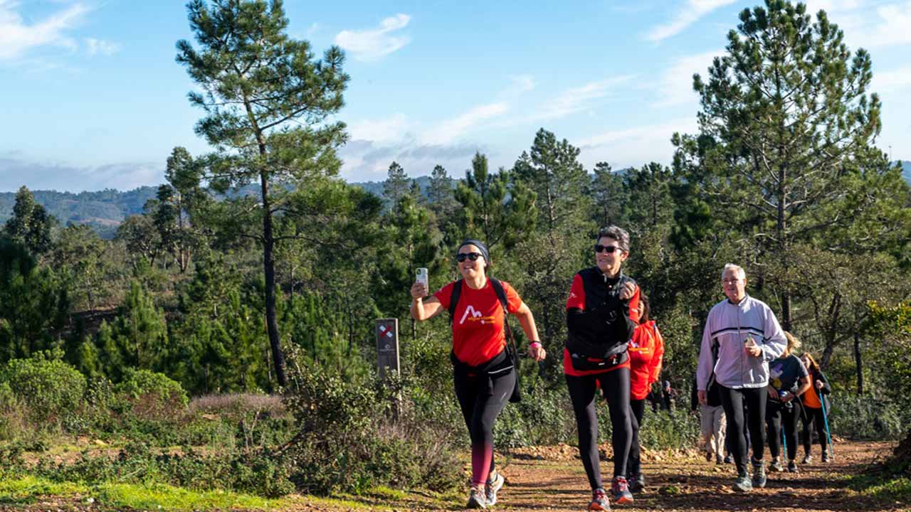 O Passeio Pedestre da Matança do Porco na Cortelha pretende recriar o ritual da Serra do Caldeirão e dar a conhecer o melhor da aldeia louletana.