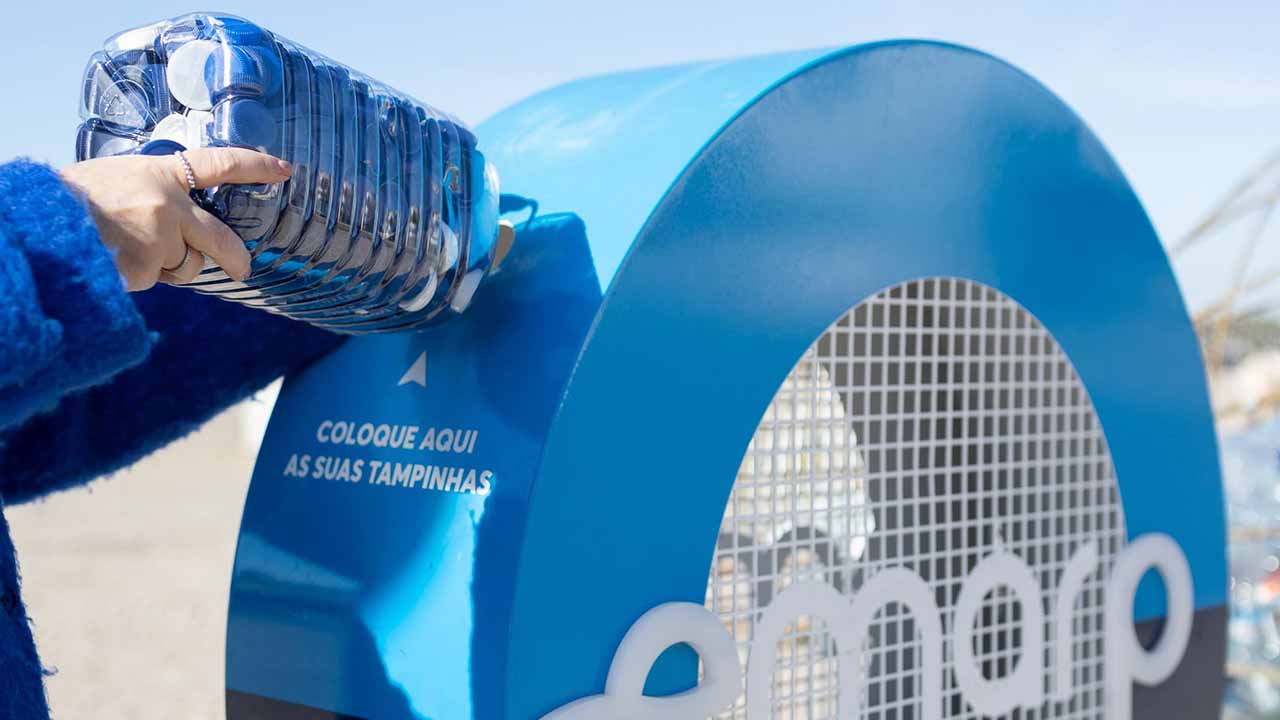 A EMARP entregou 801 kg de tampinhas solidárias à associação Espiral de Vontades com o objetivo de apoiar uma criança que nasceu com paralisia cerebral.