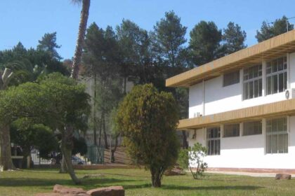 Correntes com cadeados na entrada de uma escola em Messines foram retiradas na manhã de hoje pela GNR, após terem sido colocadas por encarregados de educação em protesto por farta de funcionários.
