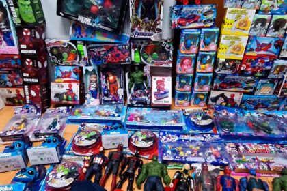 Um homem de 37 anos foi identificado em Monte Gordo, concelho de Vila Real de Santo António, pela GNR após apreensão de 144 artigos contrafeitos expostos para venda.